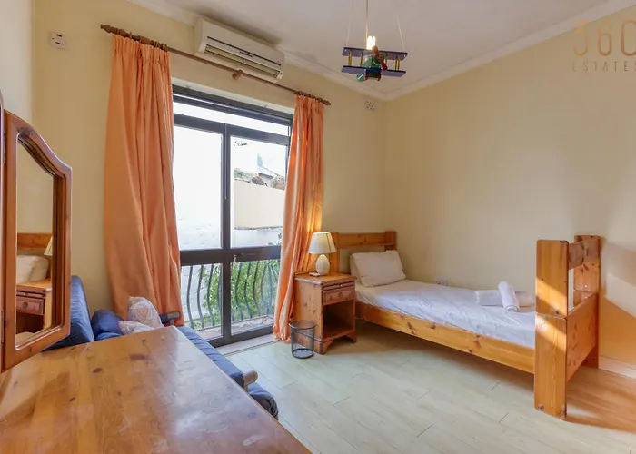 Casa vacanze Charming 3br Townhouse With Terraces In By 360 Estates *