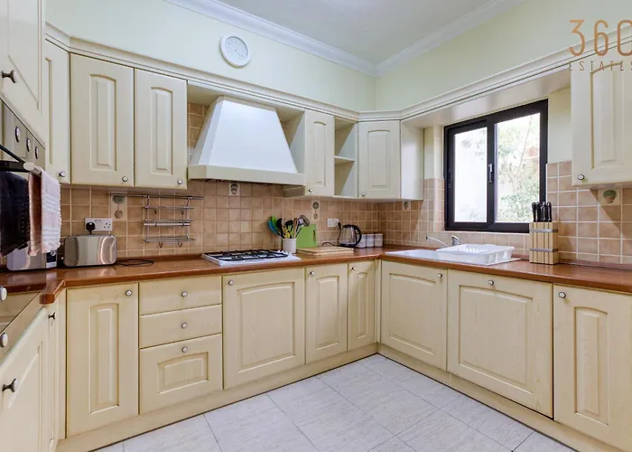 Casa vacanze Charming 3br Townhouse With Terraces In By 360 Estates *